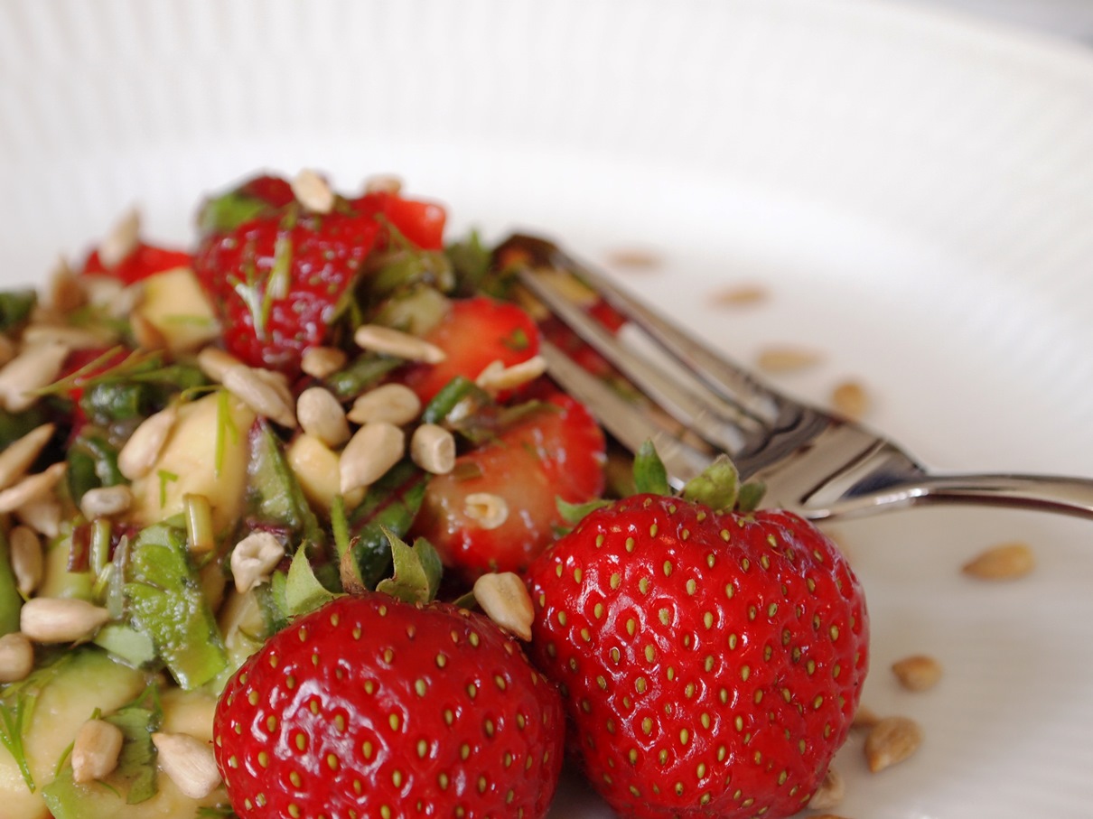 Avokaado-maasika-basiiliku-koriandrisalat